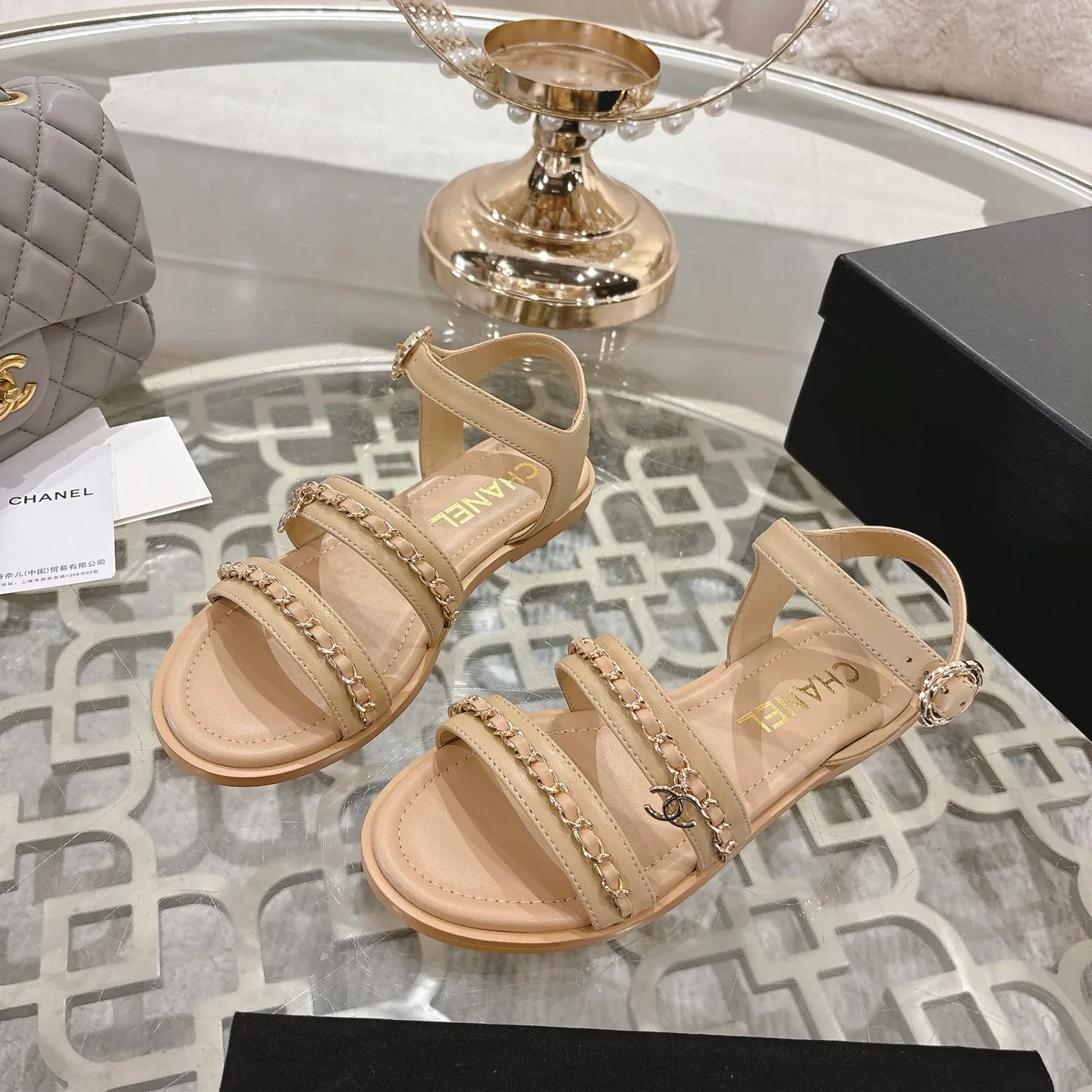 👟👟Ex-factory price 560👟👟Chanel Xiaoxiang 2025ss spring and summer latest catwalk fashion chain decoration top quality! Accurate to 1:1, light luxury without tiring the feet, the upper foot can be matched with spring and summer clothes at will, highlighting texture and taste, simple yet luxurious appearance, even if it is just a pair of sandals, it is definitely a must-have pair in the summer shoe cabinet. Upper: imported lambskin. Lining: imported sheepskin lining. Outsole: original customized outsole. Size: 35-40 (40.41.42 custom-made, non-returnable)